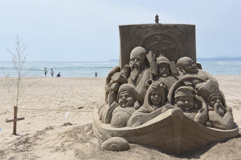 大谷海岸に「七福神」の砂像 「子供たちのにぎわい取り戻したい