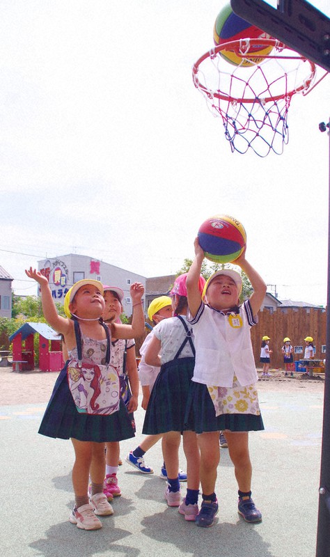 寄贈されたバスケットボールで楽しそうに遊ぶ園児たち=埼玉県越谷市の精華幼稚園で2020年5月24日、山越峰一郎撮影