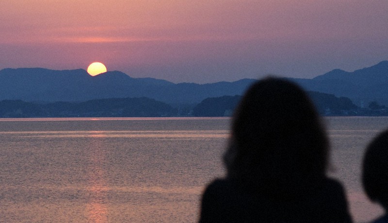 宍道湖越しに眺める夕日=松江市袖師町で、目野創撮影