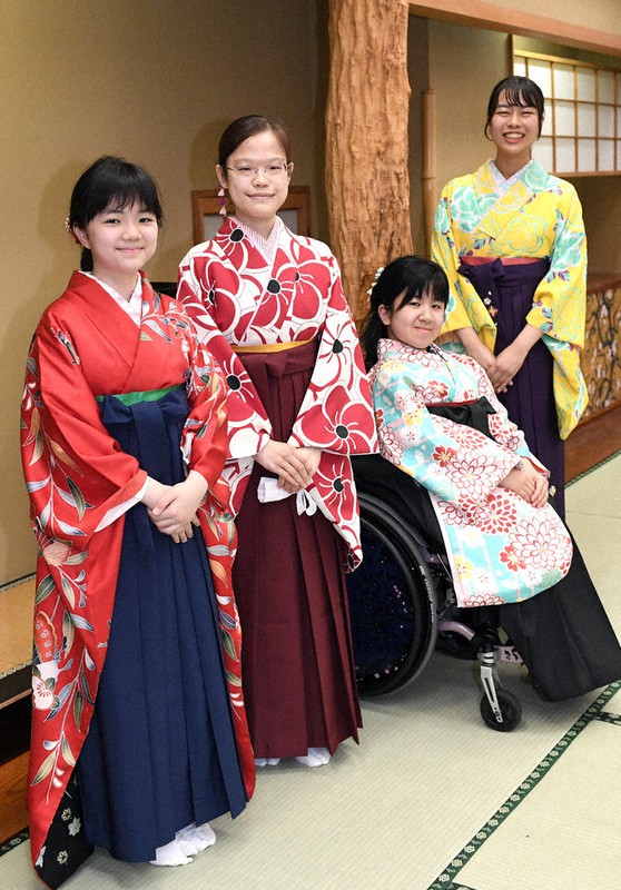 女流立葵杯準決勝を前に、健闘を誓う(左から)仲邑菫二段、牛栄子三段、加藤千笑二段、上野愛咲美女流棋聖=福島県会津若松市の「今昔亭」で14日、竹内紀臣撮影