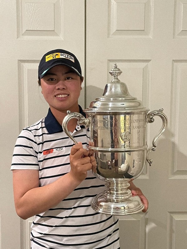 女子ゴルフメジャー大会・全米女子オープンの優勝トロフィーを掲げる笹生=本人提供