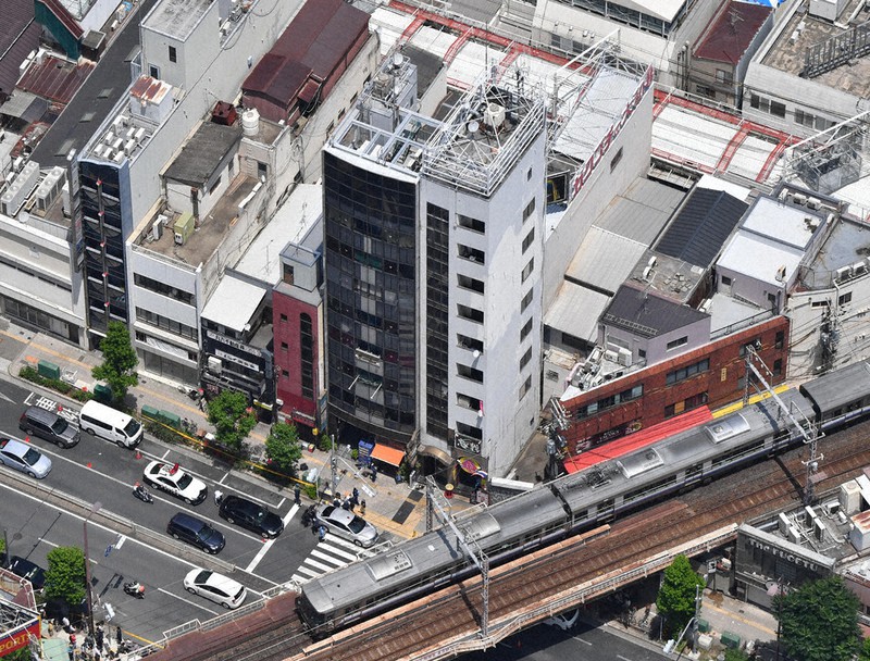稲田真優子さんの遺体が見つかった雑居ビル付近=大阪市北区で2021年6月14日午後0時46分、本社ヘリから大西達也撮影