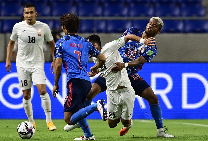 サッカーW杯アジア2次予選 日本―キルギス [写真特集2/20] | 毎日新聞