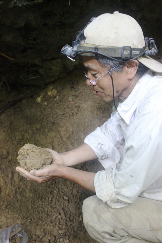 出土した遺骨を持つ、遺骨収容ボランティア団体「ガマフヤー」代表の具志堅隆松さん=沖縄県西原町で2014年5月、栗原俊雄撮影