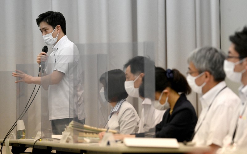 医療体制の見直しを話し合う大阪府新型コロナウイルス感染症対策協議会で発言する吉村洋文知事(左端)=大阪市中央区で2021年6月9日午後6時8分、望月亮一撮影