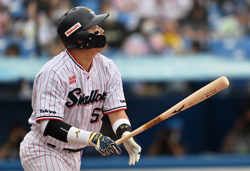交流戦の西武戦で本塁打を放つヤクルトの村上=東京・神宮球場で2021年6月5日、大西岳彦撮影