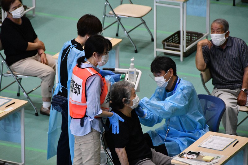 65歳以上の高齢者に対する集団接種の様子=京都府舞鶴市の舞鶴文化公園体育館で2021年6月8日午前9時40分、塩田敏夫撮影
