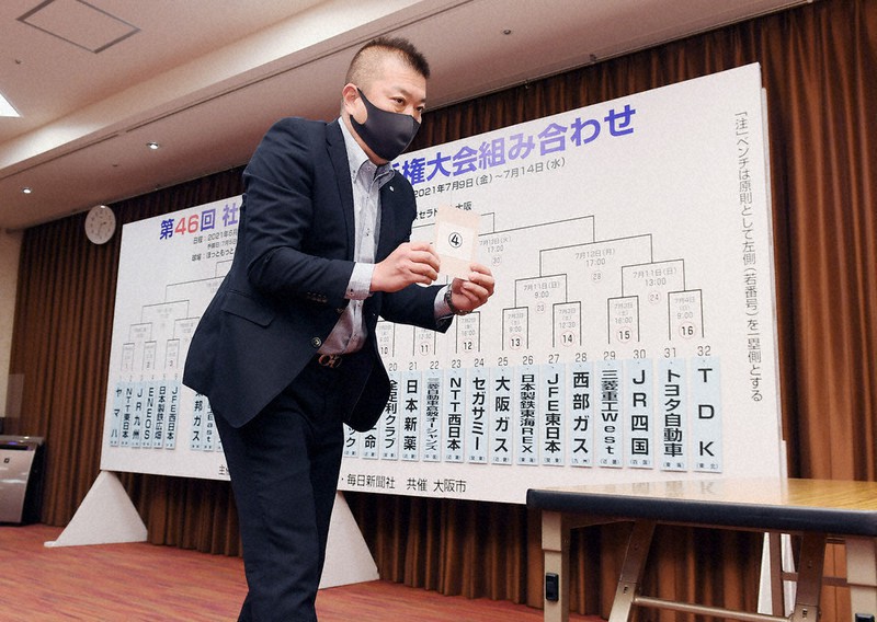 第46回社会人野球日本選手権大会の組み合わせ抽選会でくじを引くチーム関係者=大阪市北区で2021年6月15日、滝川大貴撮影