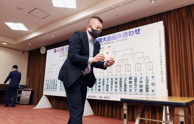 第46回社会人野球日本選手権大会組み合わせ抽選会でくじを引くチーム関係者=大阪市北区で、滝川大貴撮影
