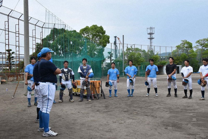 初戦の対戦相手を選手に告げるJR四国の山田監督(左手前)=高松市朝日町で、川原聖史撮影