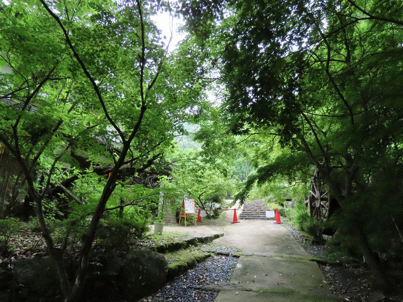 室町時代に雪舟が築いたとされる国指定名勝庭園「藤江氏魚楽園」の入り口付近