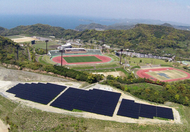 長崎市総合運動公園の隣接地にある「チョープロ」のメガソーラー。九州電力の原発が4基態勢になると出力制御を求められる日数が増えたという=同社提供