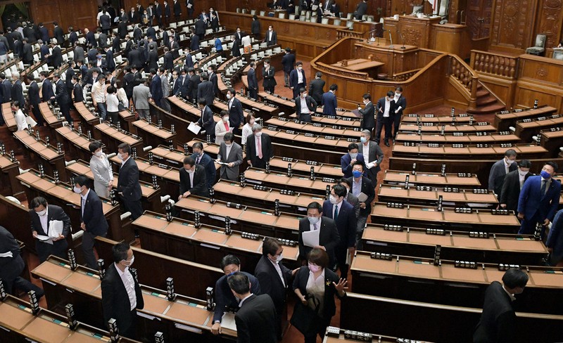 衆院本会議を終え、議場を出る議員たち=国会内で2021年6月16日午後1時9分、竹内幹撮影