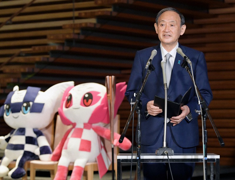 新型コロナウイルス感染症対策の関係閣僚会合を終え、記者団の質問に答える菅義偉首相=首相官邸で2021年6月16日午後7時8分、竹内幹撮影