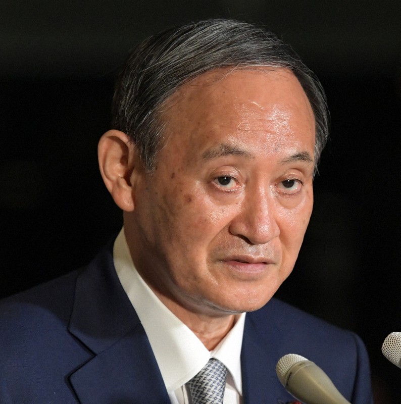 新型コロナウイルス感染症対策の関係閣僚会合を終え、記者団の質問に答える菅義偉首相=首相官邸で2021年6月16日、竹内幹撮影