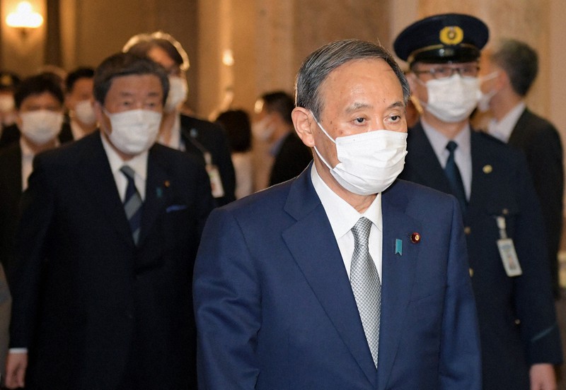 国会が閉会し、あいさつ回りをする菅義偉首相(手前)=国会内で2021年6月16日午後1時19分、竹内幹撮影