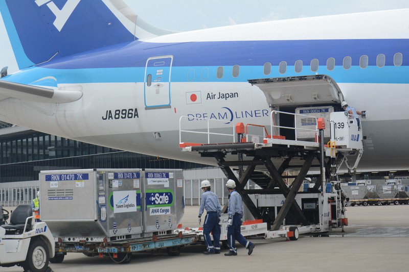 ベトナム行きの全日空機に積み込まれる新型コロナウイルスのワクチン=成田空港で2021年6月16日午後5時51分、中村宰和撮影
