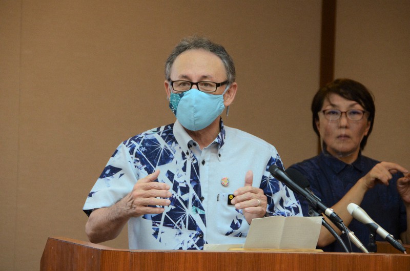 緊急事態宣言の期間延長を政府に要請したと発表する沖縄県の玉城デニー知事=那覇市の県庁で2021年6月16日午後7時25分、竹内望撮影
