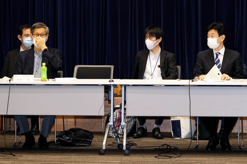 新型コロナウイルス感染症対策分科会に臨む西村康稔経済再生担当相(右)。左は尾身茂会長=東京都千代田区で2021年6月16日午後1時58分、幾島健太郎撮影