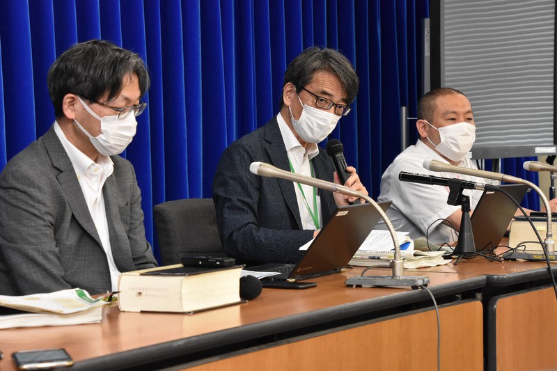 新型コロナウイルスの感染症対策を助言する厚生労働省の専門家組織「アドバイザリーボード」の会合後、感染状況の分析評価について説明する座長の脇田隆字・国立感染症研究所長(中央)=東京都千代田区で2021年6月16日午後0時26分、矢澤秀範撮影