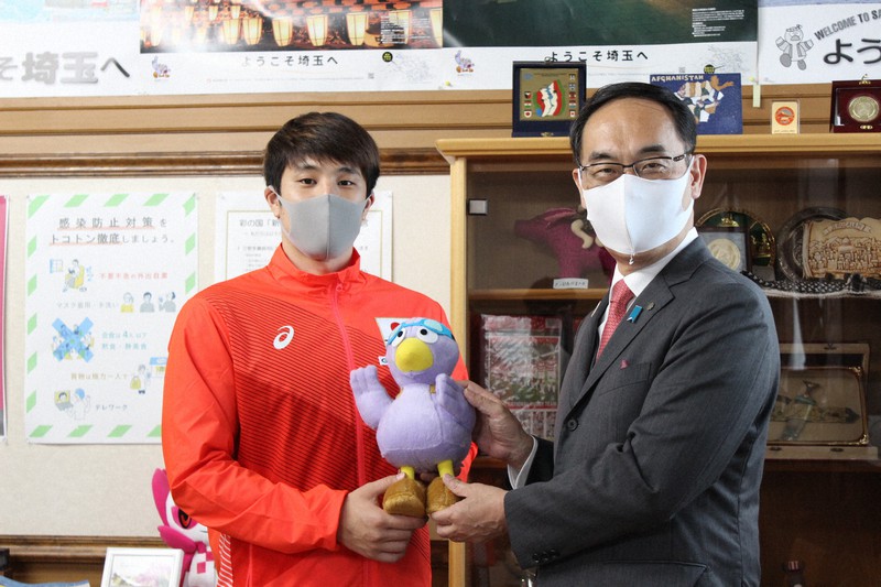 大野元裕知事(右)に五輪への意気込みを語った瀬戸大也選手=埼玉県庁で2021年6月16日午後1時40分、岡礼子撮影