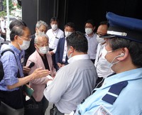 スルガ銀行東京支店前で面談を求める弁護団の河合弘之氏（左から2人目）と山口広氏（左）＝東京都中央区で2021年6月15日、今沢真撮影