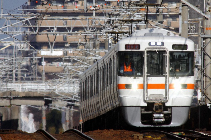 名古屋周辺の都市部を走る313系の5000番台車。座席は転換クロスシートで、6両編成が基本となっている=愛知県の東海道線・木曽川-尾張一宮間で2007年2月、金盛正樹撮影
