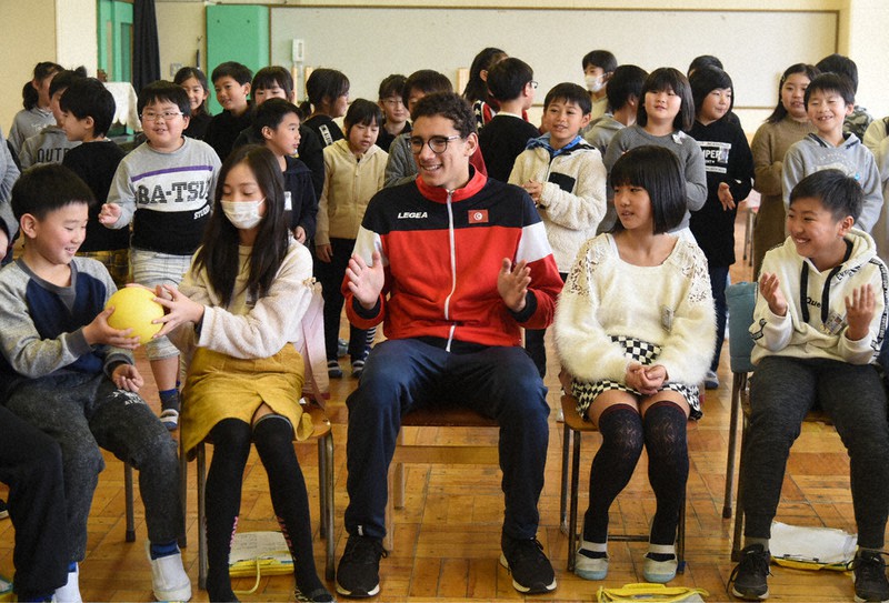 貞山小で、子供たちと交流するチュニジア代表の五輪水泳選手(中央)=宮城県石巻市の同小で2020年1月28日、百武信幸撮影