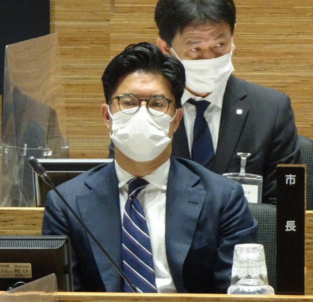 千葉県市川市議会6月定例会に出席する村越祐民市長=市川市役所で2021年6月16日午前11時57分、小林多美子撮影