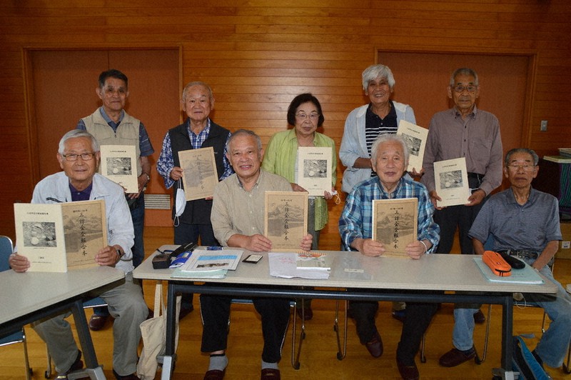 会報の合本を手にする三訪会のメンバー=広島県尾道市美ノ郷町三成で、渕脇直樹撮影