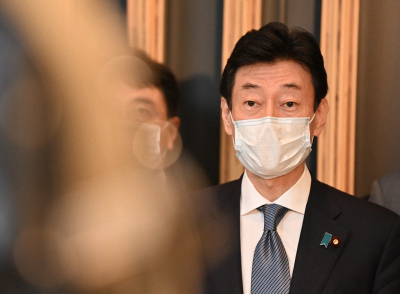 基本的対処方針分科会の後で記者の取材に応じる西村康稔経済再生担当相=東京都千代田区で2021年6月17日午前11時43分、宮間俊樹撮影