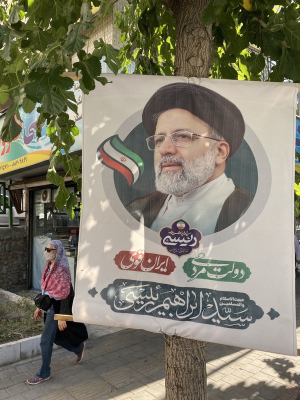 街頭に多数掲げられているイランの反米保守強硬派重鎮、ライシ司法府代表のポスター。18日の大統領選での勝利がほぼ確実視されている=テヘランで2021年6月16日、真野森作撮影