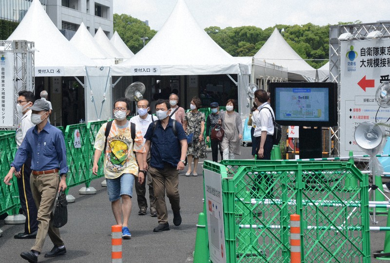 接種の対象年齢が引き下げられた大規模接種センターを訪れる人たち=東京都千代田区で17日午前10時16分、松浦吉剛撮影