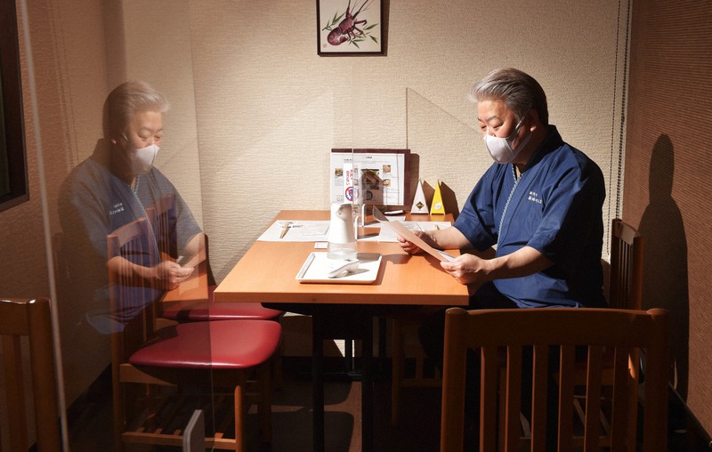 大阪コロナ検証 マスク会食 を反省 吉村知事の次の一手に向けられる厳しい目 毎日新聞