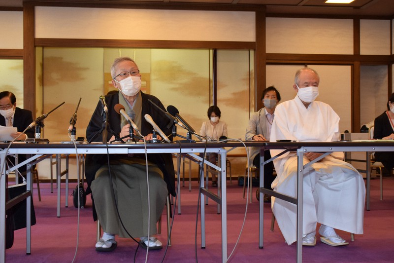 祇園祭の行事について説明する山鉾連合会の木村幾次郎理事長(前列左)と、八坂神社の森寿雄宮司(同右)=京都市東山区の八坂神社で2021年6月17日午後2時10分、南陽子撮影