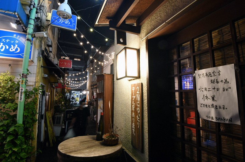 多くの店が休業する中でも店先の明かりがともる中野レンガ坂商店会=東京都中野区で2021年6月16日午後8時31分、宮間俊樹撮影