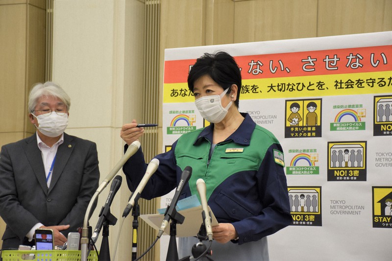 報道陣の取材に応じる東京都の小池百合子知事=都庁で2021年6月17日午後1時58分、斎川瞳撮影