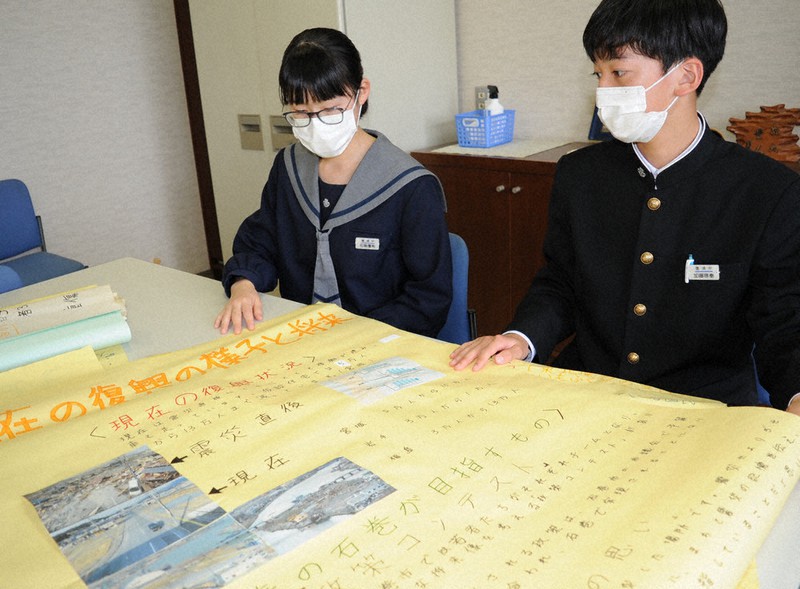 東日本大震災の被災地を訪問して体験した内容を、新聞形式でまとめた3年生=山形県鶴岡市立豊浦中で2021年5月24日、長南里香撮影