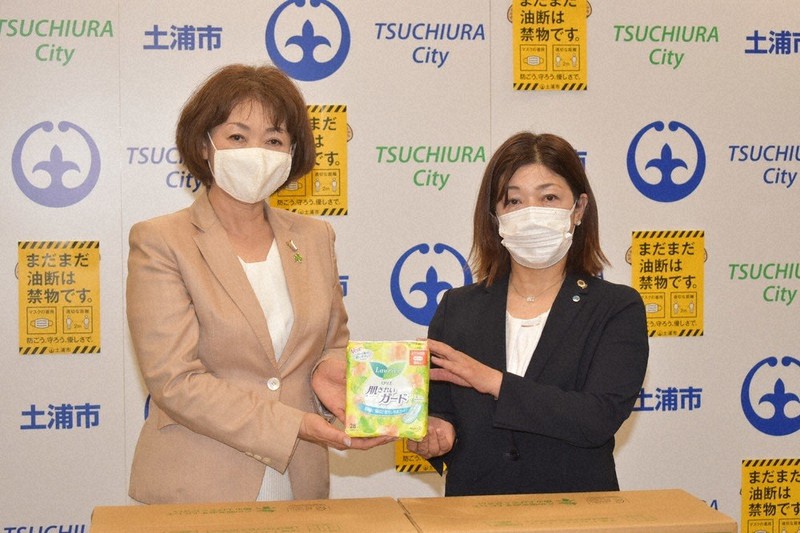 安藤真理子・土浦市長(左)に、「生理の貧困」支援のための生理用品を寄贈する古渡孝枝ゾーンチェアパーソン=茨城県土浦市大和町の市役所で2021年6月14日、庭木茂視撮影