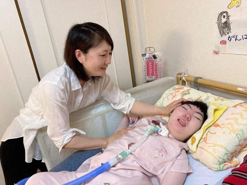 支援法に期待する福満さん(左)と華子さん=家族提供