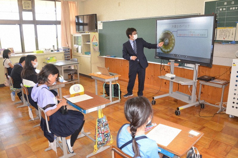 バッジのデザインについて解説する中川博貴弁護士=滋賀県愛荘町東出の秦荘東小で、伊藤信司撮影