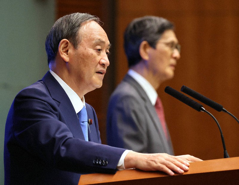 記者会見する菅義偉首相(手前)。奥は新型コロナウイルス感染症対策分科会の尾身茂会長=首相官邸で17日、幾島健太郎撮影