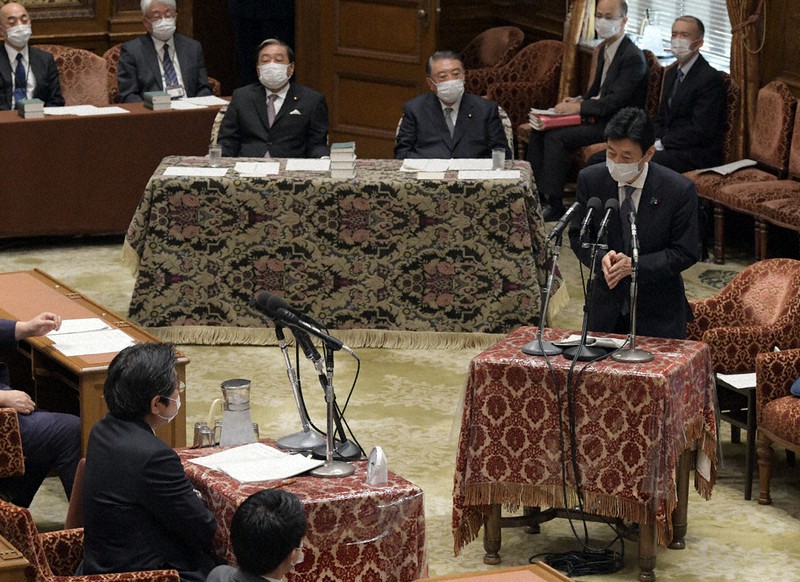 衆院議院運営委員会で質問に答える西村康稔経済再生担当相(右)=国会内で17日、竹内幹撮影