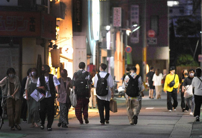 飲食店や雑貨店が並ぶ通りを歩く人たち=福岡市中央区で2021年6月17日午後7時42分、津村豊和撮影