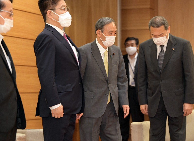 臨時閣議に臨む菅義偉首相(右から2人目)=首相官邸で2021年6月18日午後6時6分、竹内幹撮影