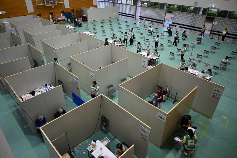 栃木県営大規模接種会場で接種を受ける高齢者=宇都宮市駒生町のとちぎ健康の森で2021年6月16日午後4時15分、御園生枝里撮影