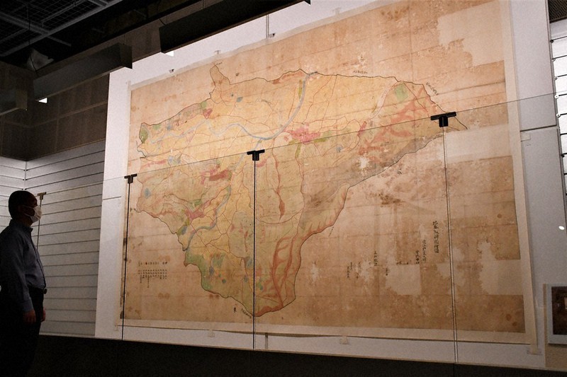 縦約3メートル、横約5メートルの和紙に描かれた旧御園村の地券取調総絵図。中央を流れる金勝川は今とほぼ同じで、現在の地図と比較しやすい=栗東市小野の栗東歴史民俗博物館で2021年6月10日午後1時54分、礒野健一撮影