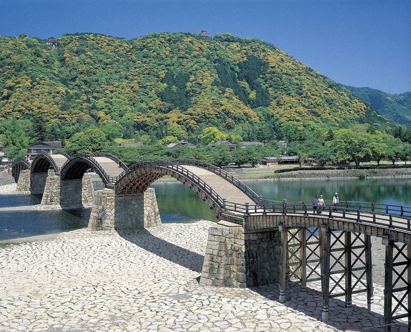 岩国城下町の横山地区と岩国地区を結ぶ錦帯橋=岩国市提供