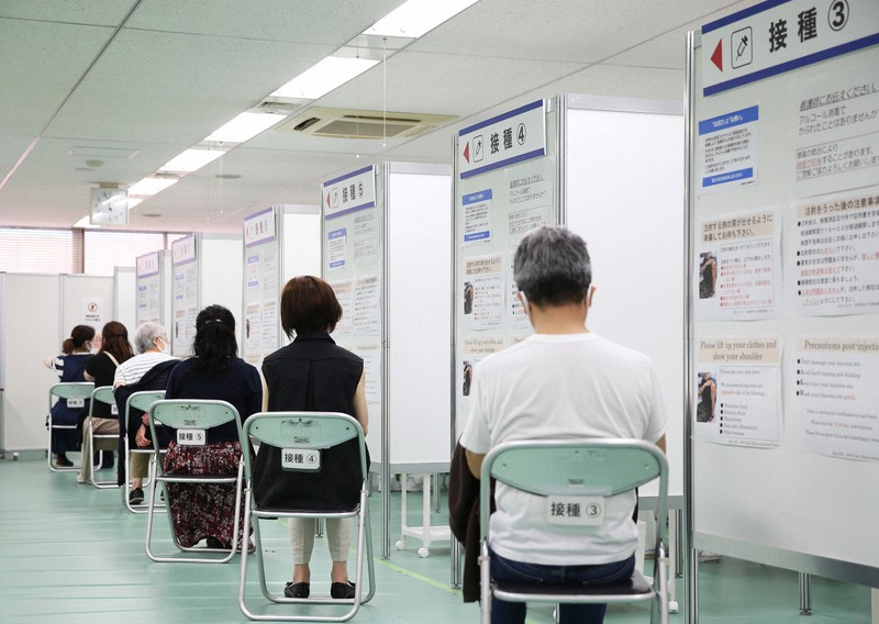 自衛隊大規模接種センターで、接種を待つ人たち=東京都千代田区の大手町合同庁舎3号館で2021年6月17日午前、小出洋平撮影