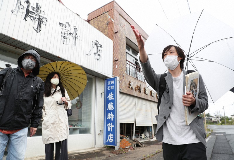 双葉町内を巡るツアーで参加者に町の現状を説明する山根辰洋さん(右)=福島県双葉町で2021年6月19日午後0時7分、小出洋平撮影